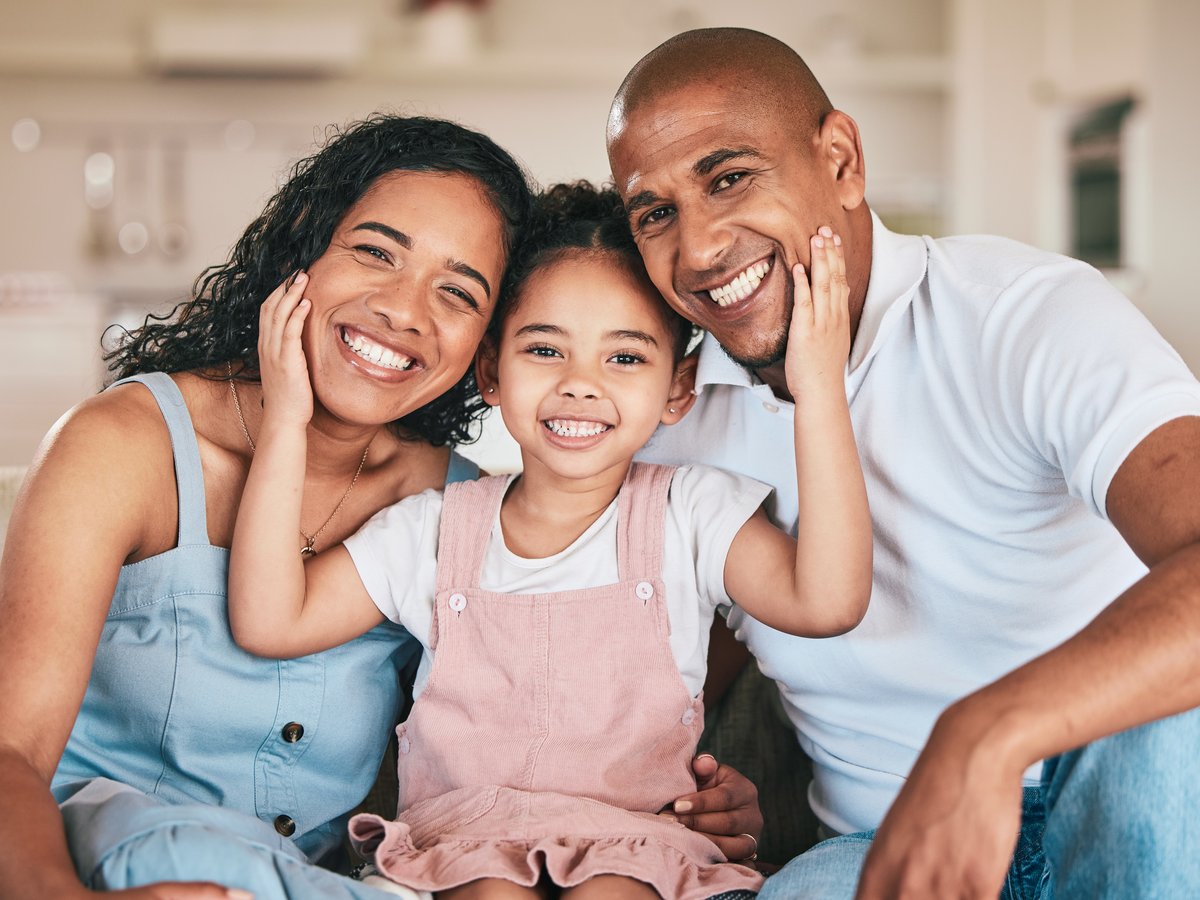 Familie lacht gemeinsam zuhause